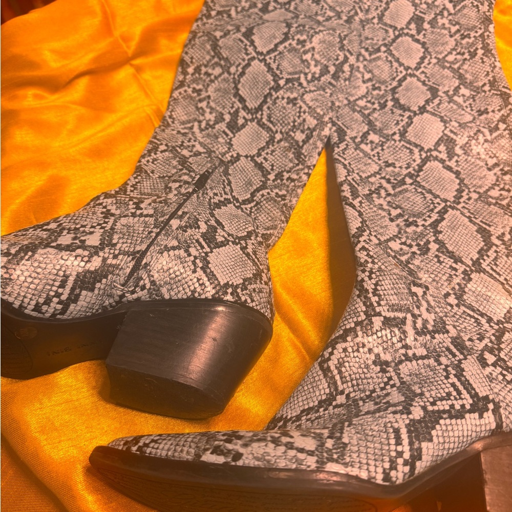 Powder blue and black snake 💙
 Thigh high boots. 💫💫💫💫